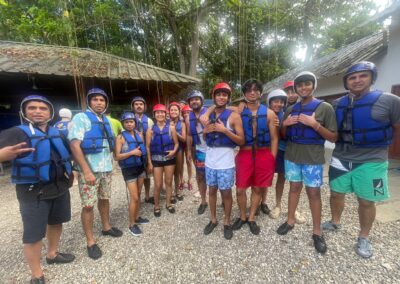 Grupo con cascos y chalecos preparado para visitar Damajagua