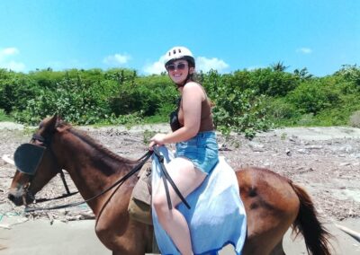 Viajera a caballo junto a la playa
