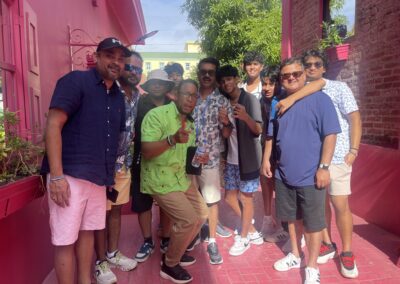 Visitantes con un guía en la calle rosada de Puerto Plata