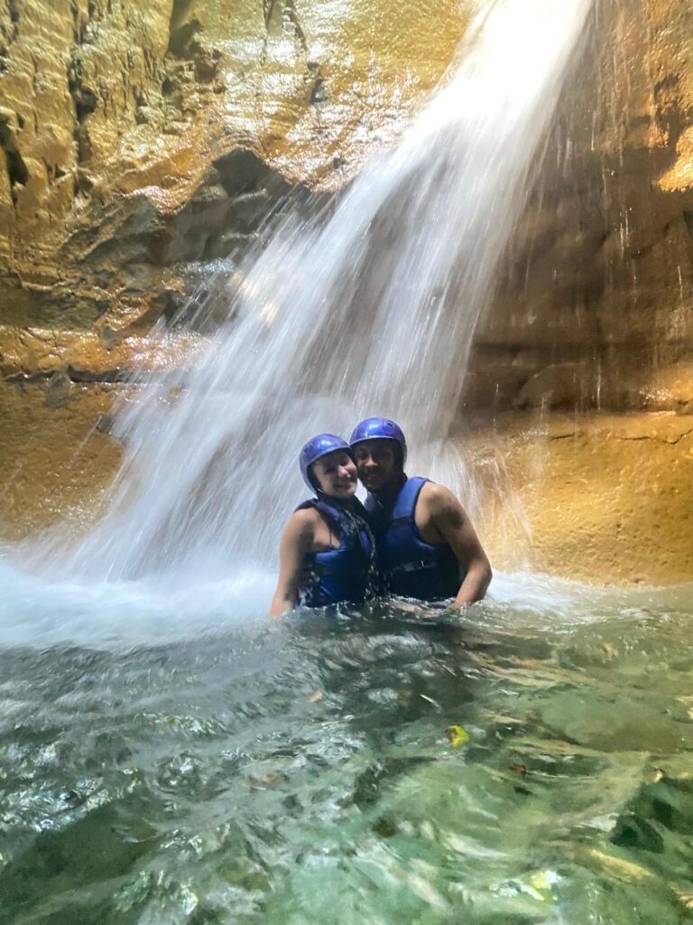 Visitantes deslizándose por una poza natural en las 27 Cascadas de Damajagua, cerca de Puerto Plata