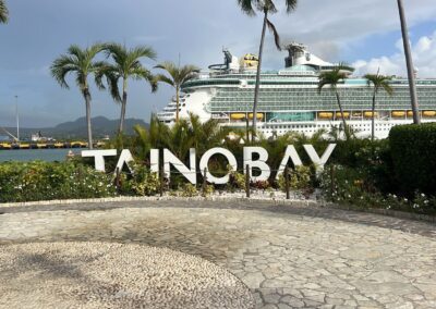 Letrero de Taino Bay con un crucero al fondo