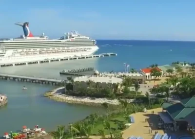 Crucero junto al puerto de Amber Cove