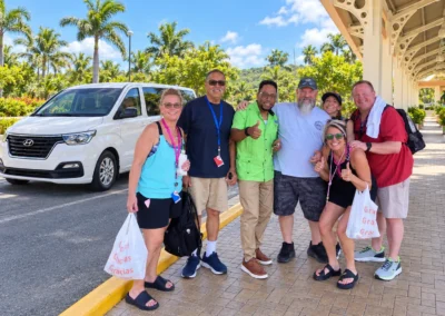 Visitantes junto a un vehículo en el lobby de Amber Cove