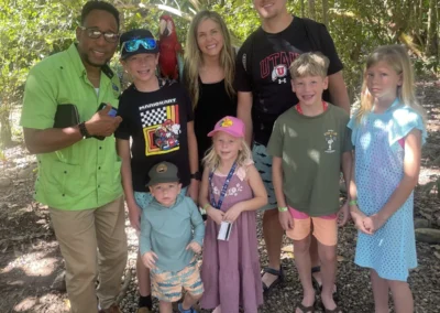 Grupo con niños y un guía durante una excursión