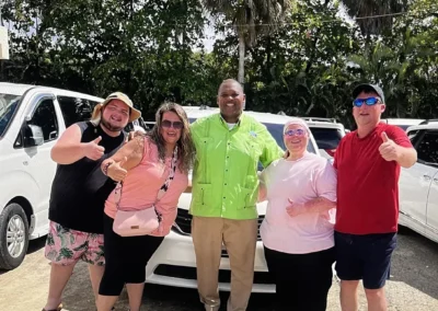 Grupo de visitantes con un guía junto al transporte