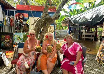 Visitantes con bebidas de piña durante una parada