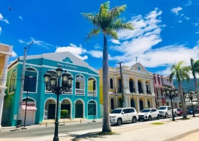 Edificios de colores y palmeras en el centro de Puerto Plata