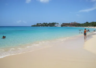 Orilla y agua turquesa en una playa de Sosúa